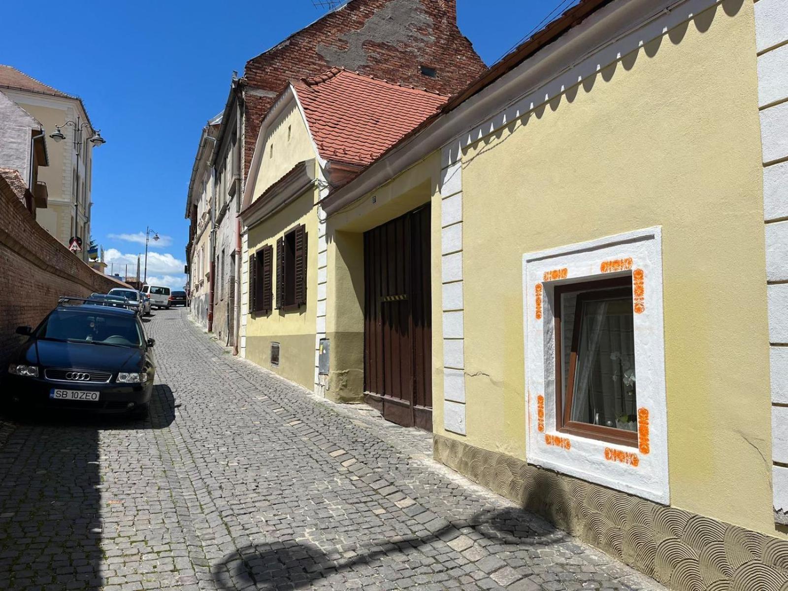 Brick Wall Apartment Sibiu Bagian luar foto